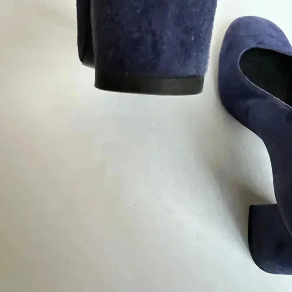 Stuart Weitzman Suede Round Toe with Pinkie Toe Extension - Picture 8 of 9